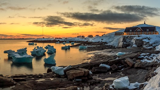 Solnedgang i kolonihavnen med isskodser.