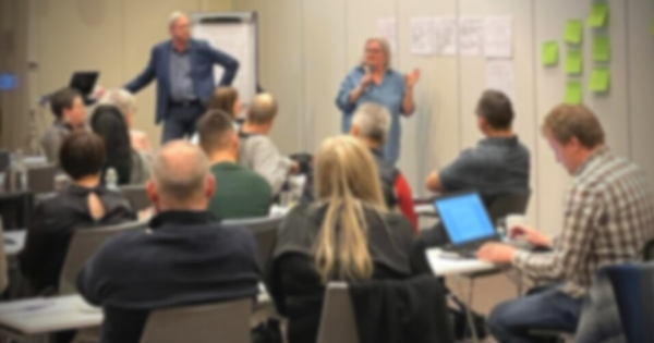 Deltager sidder til forstanderseminar i Malmø og ser præsentation