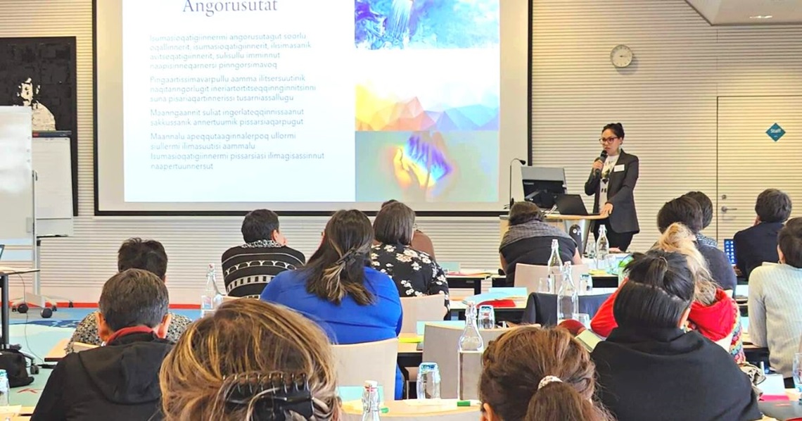 Maliina holder oplæg foran alle deltagerne til seminaret i Ilulissat