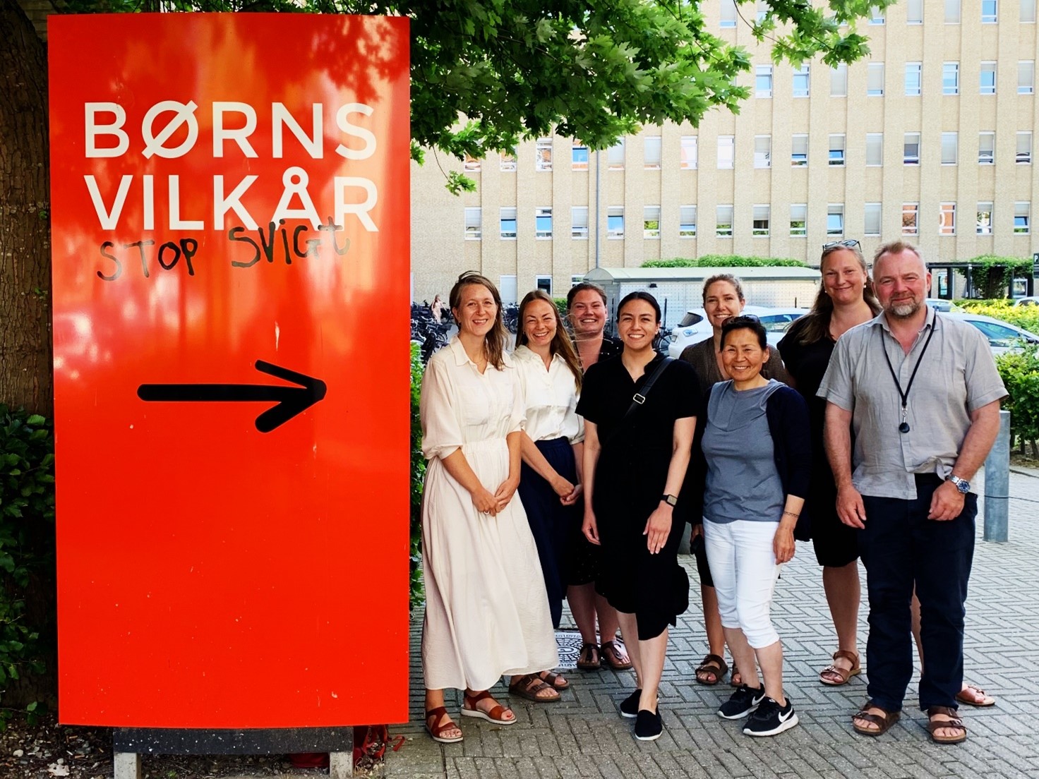 Tusaannga har været på besøg ved Børns Vilkår - her står de allesammen foran Børn Vilkår skilt