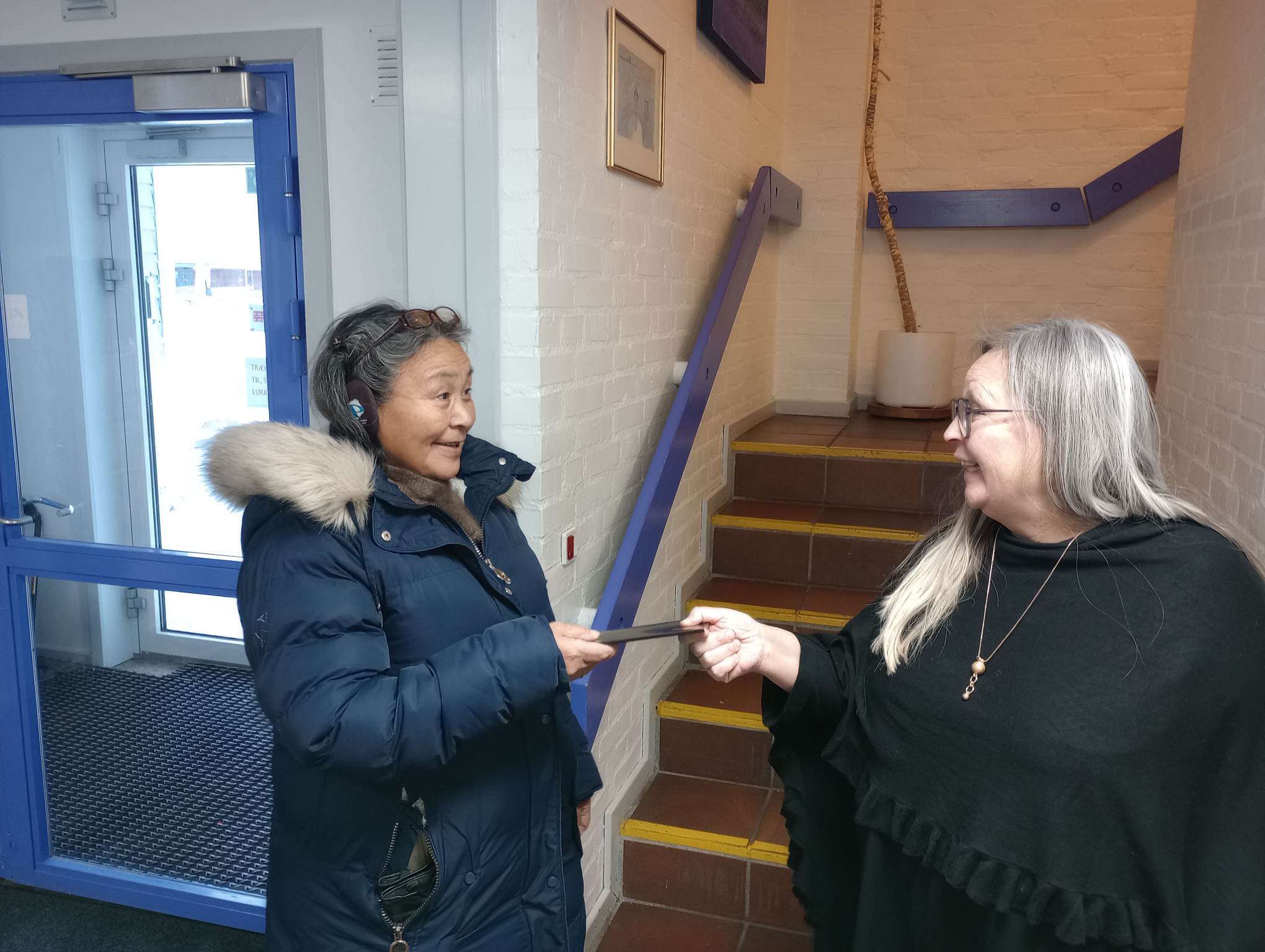 Aqutsisoqarfimmi pisortaagallartup, Lene Rohmann Hansen-ip, ajugaasumut pinnatassaq tunniuppaa.