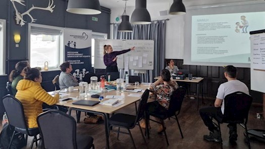 Afdelingen for Børns Udvikling har faciliteret sidemandsoplæring i Sisimiut i februar 2023. Her har MANU-teamet fra afdelingen sat rammerne for sidemandsoplæring og erfaringsudveksling omkring koordinering og den generelle udførsel af MANU arbejdet.