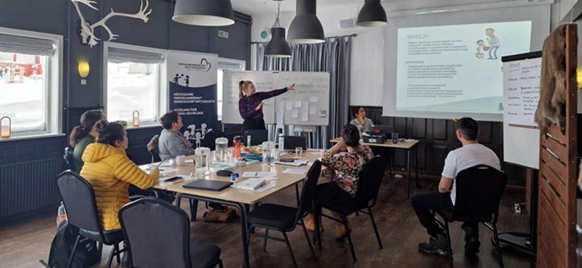 Afdelingen for Børns Udvikling har faciliteret sidemandsoplæring i Sisimiut i februar 2023. Her har MANU-teamet fra afdelingen sat rammerne for sidemandsoplæring og erfaringsudveksling omkring koordinering og den generelle udførsel af MANU arbejdet.