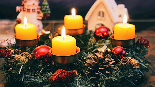Billede af adventskrans med 4 tændte julelys